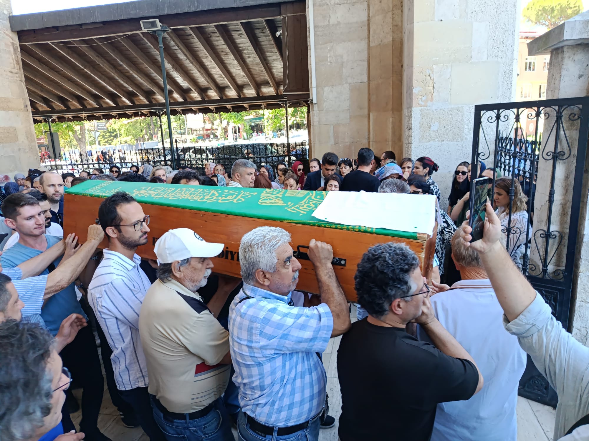 Edirne Belediyesi’nin emekli Başkan Yardımcısı ve önceki dönem belediye meclis üyesi Hayri Aksoy yaşamını yitirdi. 
